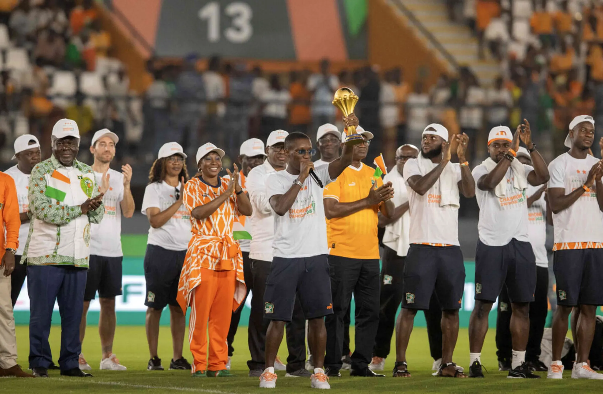 C&ocirc;te d&rsquo;Ivoire : sifflets, Drogba r&eacute;clam&eacute;&hellip; Le pr&eacute;sident humili&eacute; en pleine c&eacute;l&eacute;bration !