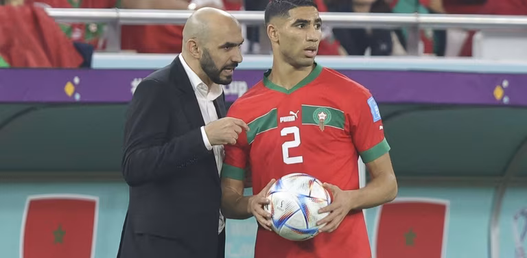 Maroc : &ldquo;on va s&rsquo;embrouiller&rdquo;, l&rsquo;&eacute;change amusant entre Hakimi et Regragui