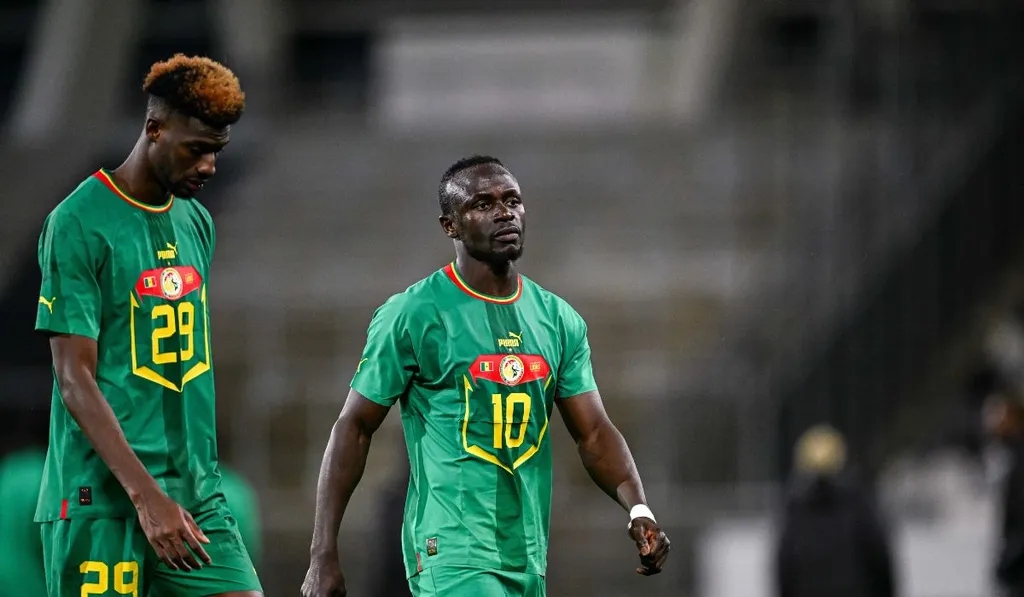 Seydou Sano (&agrave; gauche) avec Sadio Man&eacute; lors d&rsquo;un match amical le 22 mars 2024