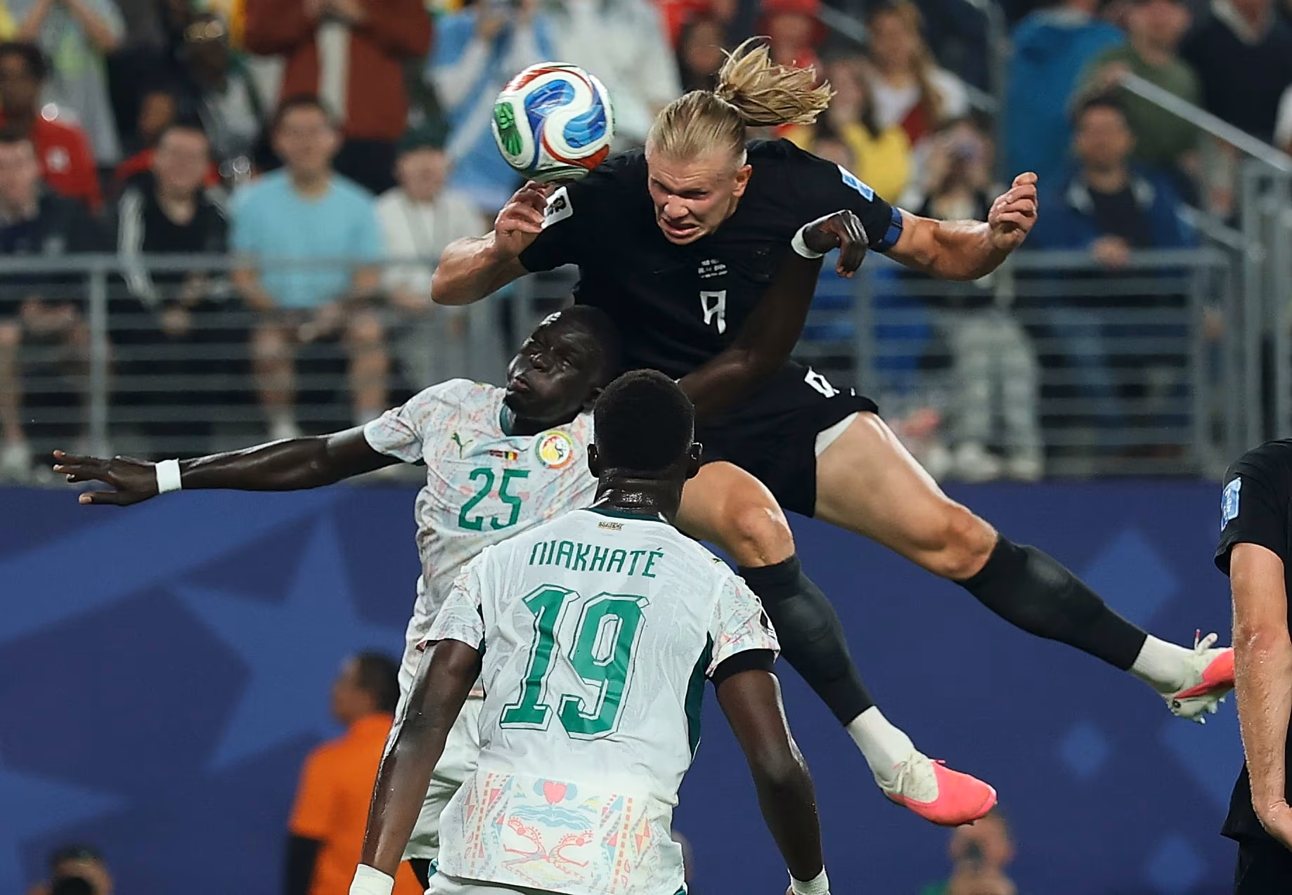 Erling Haaland au duel avec El Hadji Malick Diouf lors du match Norv&egrave;ge-S&eacute;n&eacute;gal. 