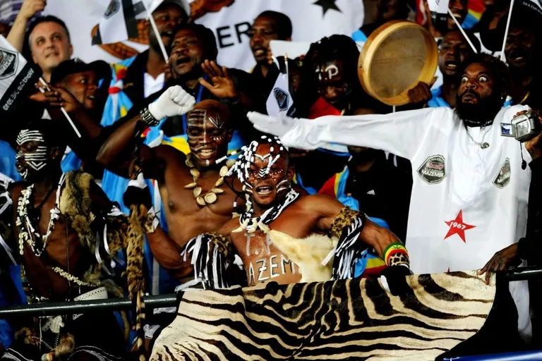 TP Mazembe : terrain envahi, une montagne de si&egrave;ges arrach&eacute;s&hellip; Le derby de Lubumbashi vire au chaos