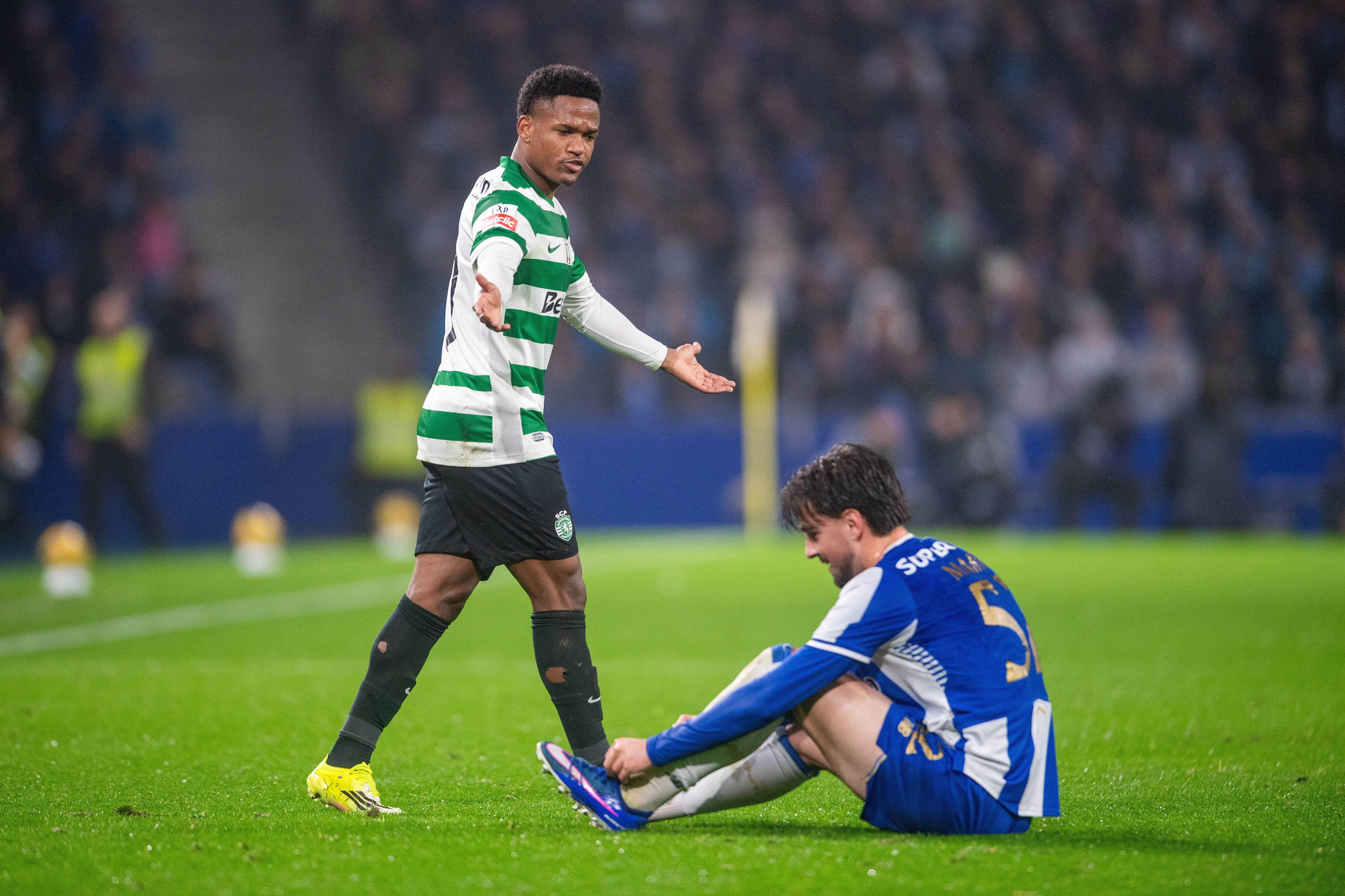 Comme en finale de la CAN 2025, la pol&eacute;mique de la serviette fait irruption dans le Classico Porto-Sporting !