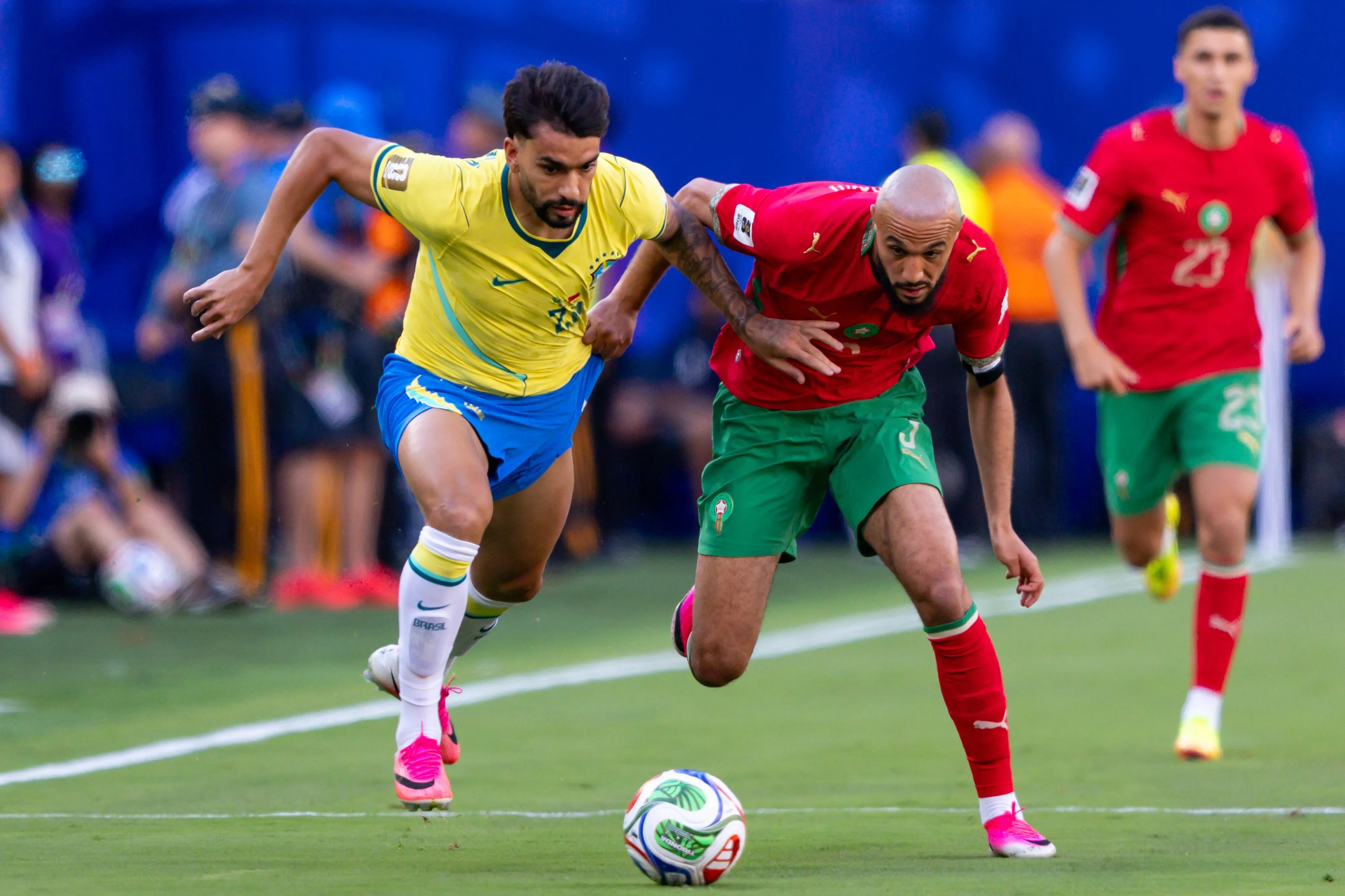 Noussair Mazraoui au duel avec Lucas Paqueta lors du match Maroc-Br&eacute;sil.