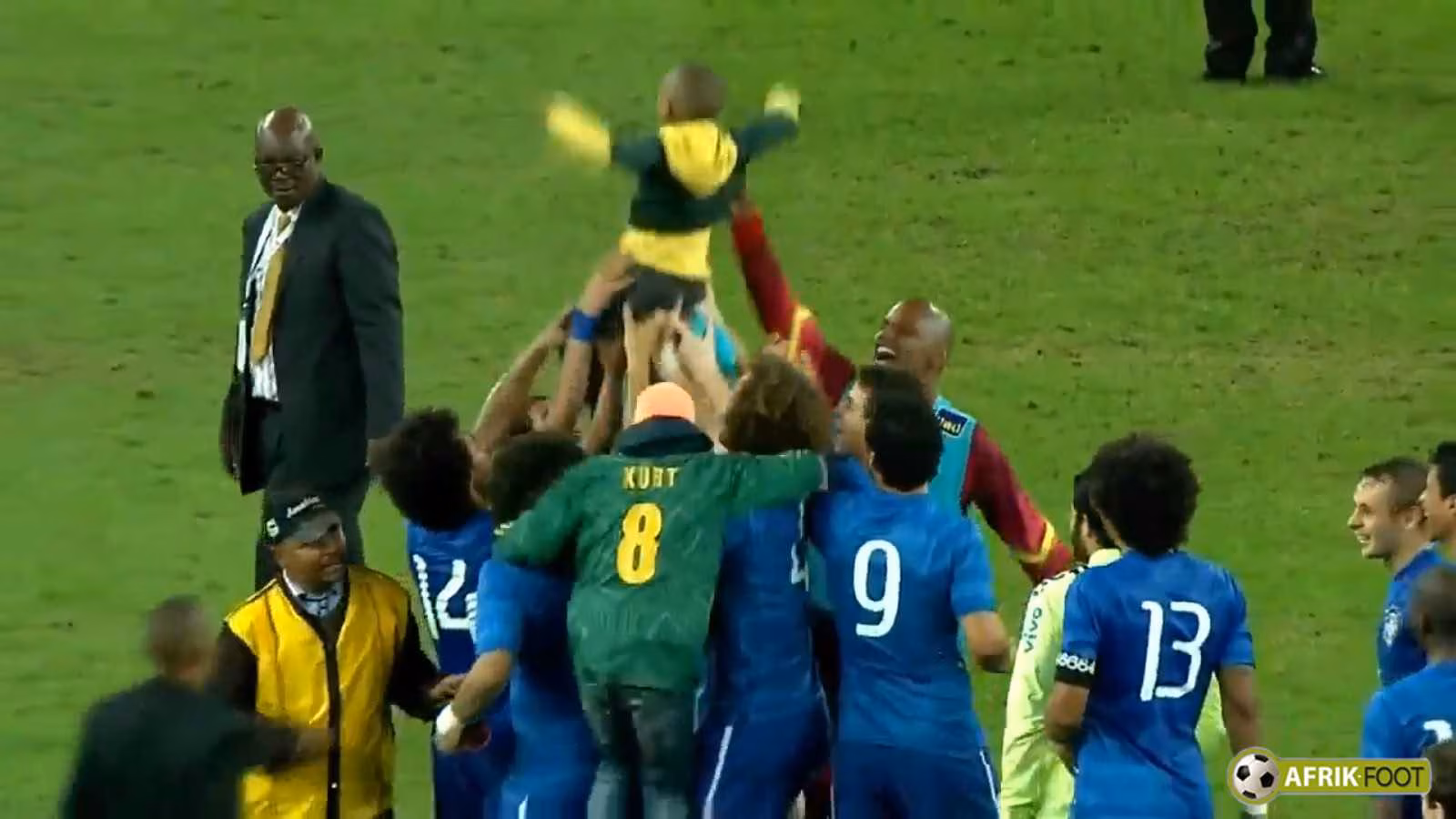 Un enfant sud-africain port&eacute; en triomphe par Neymar et le Br&eacute;sil