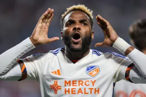 Gabon : officialisé en Egypte, Aaron Boupendza attendu en… Roumanie !