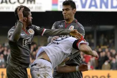 Standard Li&egrave;ge : sa cheville cass&eacute;e par un adversaire, Carcela d&eacute;rape