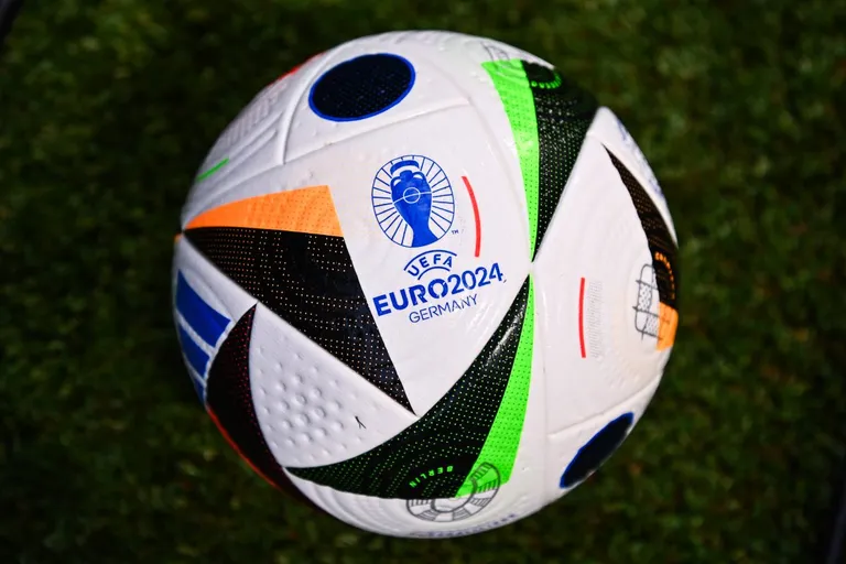 Un ballon de l’Euro et de la Ligue des champions pour Liberia-Tunisie !