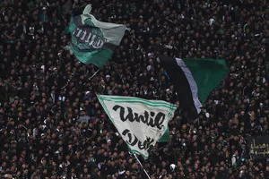 Derby de Casablanca : tifo 5 en 1 et polémique sur l’arbitrage…