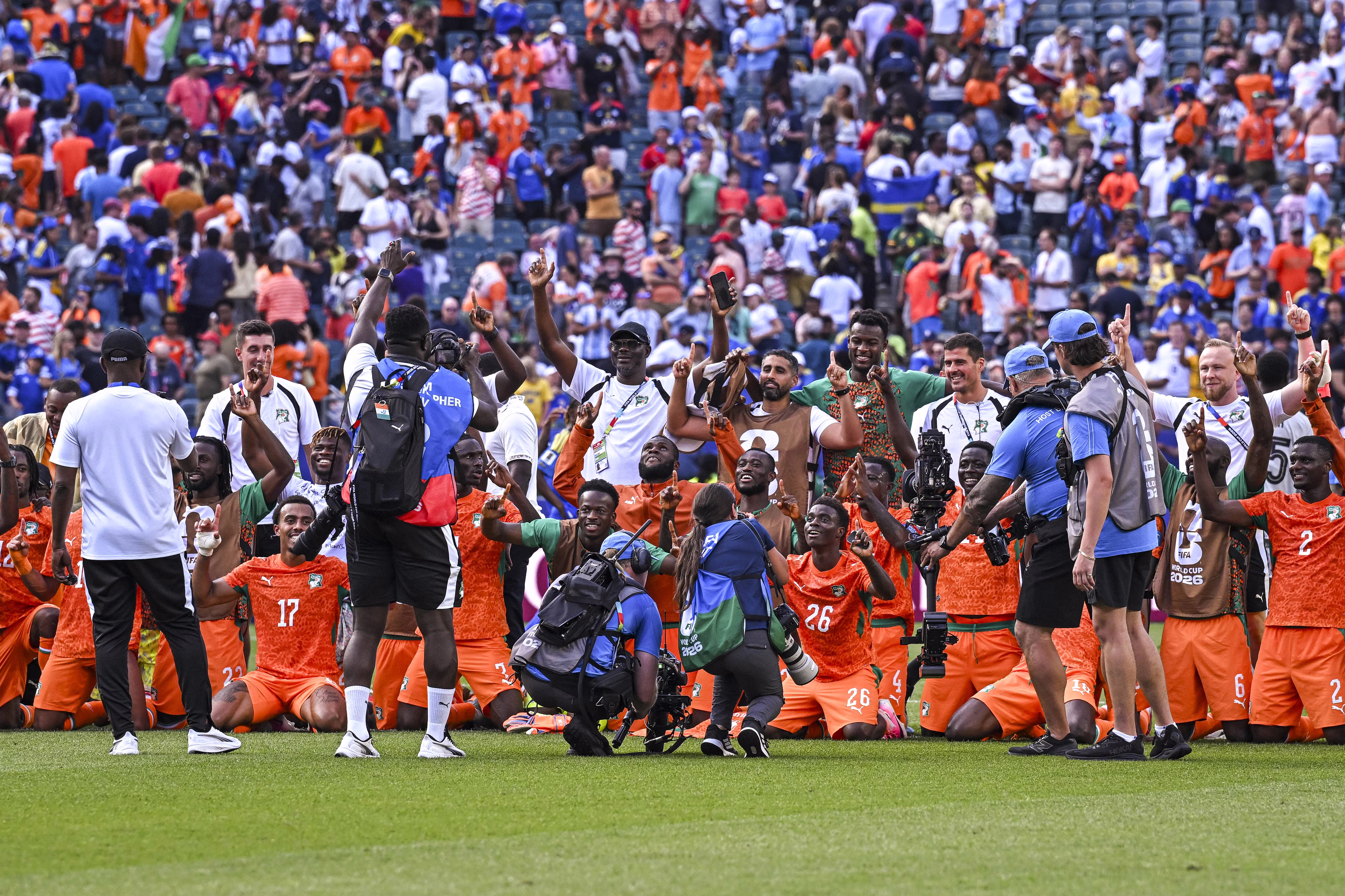 Les El&eacute;phants de C&ocirc;te d'Ivoire f&ecirc;tent leur qualification dans le rond central.