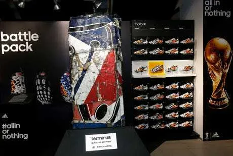 Le bus de Knysna transform&eacute; en oeuvre d&rsquo;art et vendue aux ench&egrave;res par Adidas pour Diambars