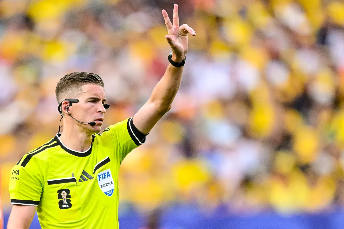 L'arbitre Fran&ccedil;ois Letexier fait un geste de d&eacute;compte avec ses mains lors du match C&ocirc;te d'Ivoire-&Eacute;quateur du groupe E de la Coupe du Monde 2026, au Philadelphia Stadium, &agrave; Philadelphie, le 14 juin 2026.