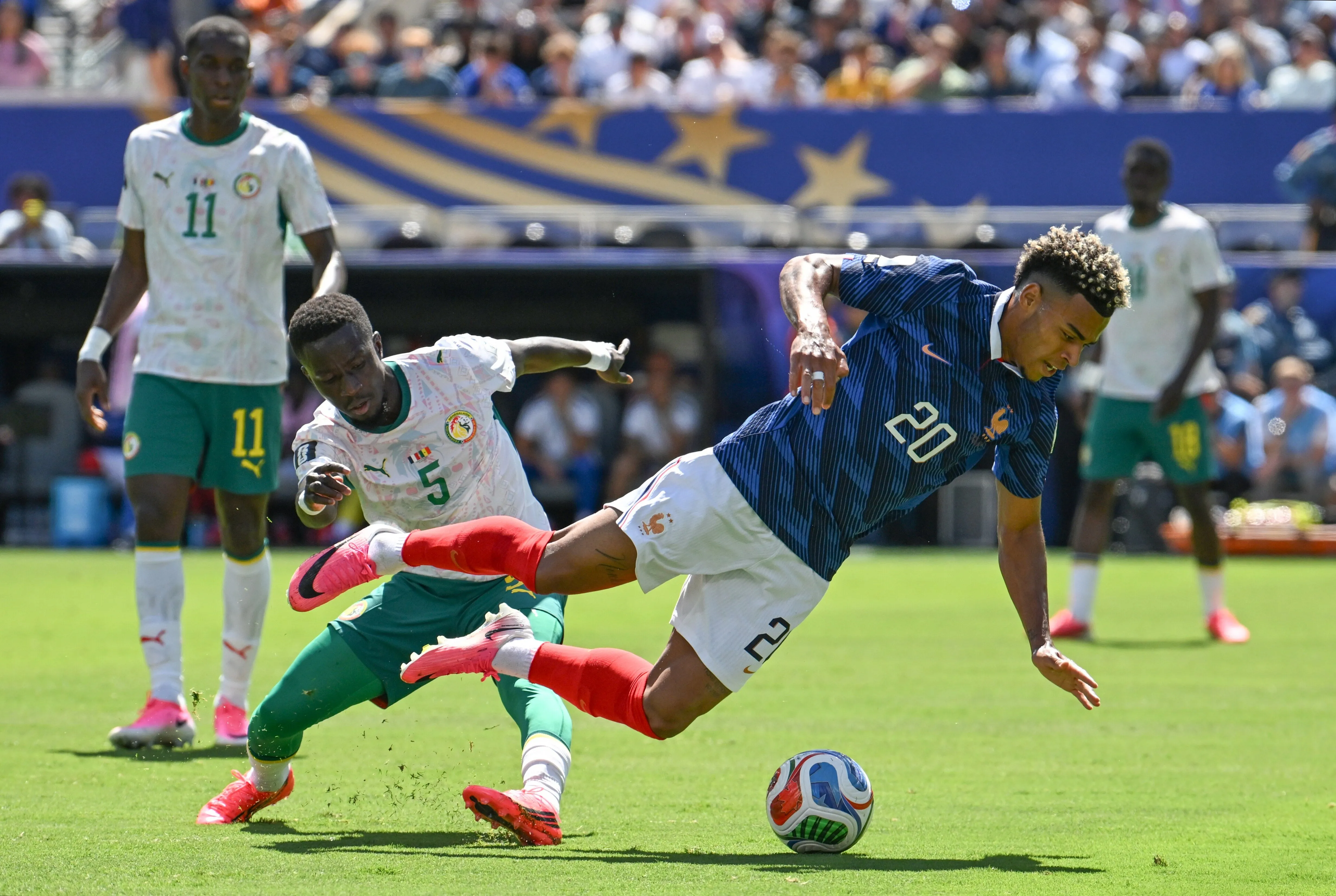 Idrissa Gueye face &agrave; D&eacute;sir&eacute; Dou&eacute; lors de France-S&eacute;n&eacute;gal