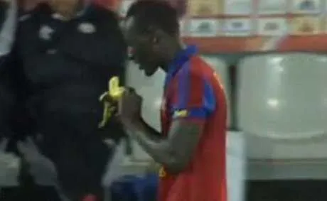 Insolite : il mange une banane pour c&eacute;l&eacute;brer son but et prend un carton jaune