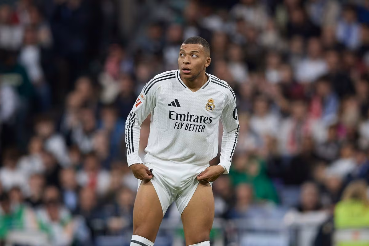 Kylian Mbapp&eacute; se fait tacler pour l&rsquo;Alg&eacute;rie&nbsp;!