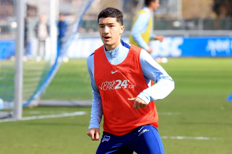 Ibrahim Maza en discussions avec un cador de Bundesliga