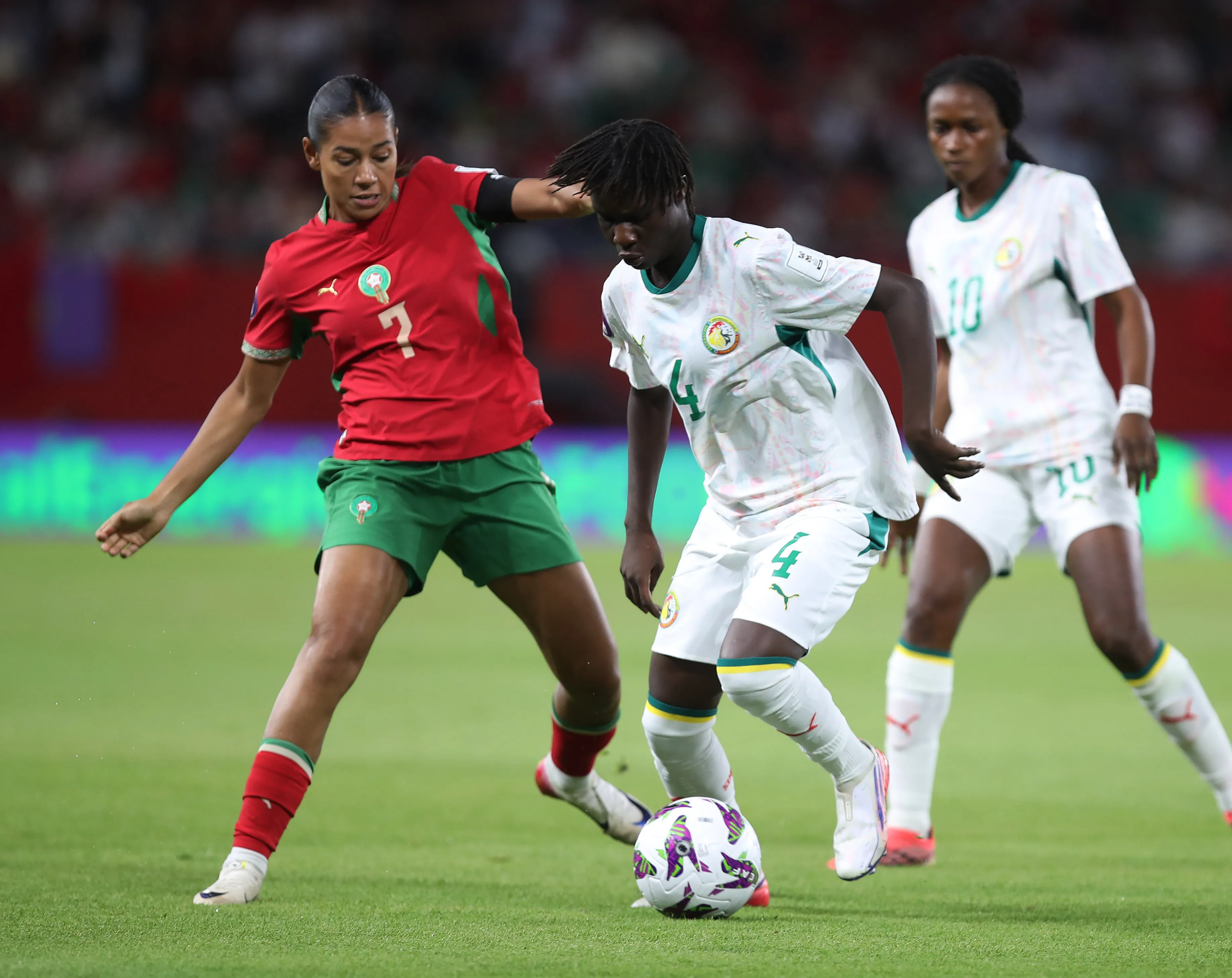 Ghizlane Chebbak et Aissatou Fall au duel lors du match Maroc-S&eacute;n&eacute;gal &agrave; la CAN f&eacute;minine.