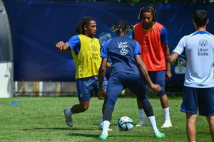 Algérie : Larouci drague déjà un binational !