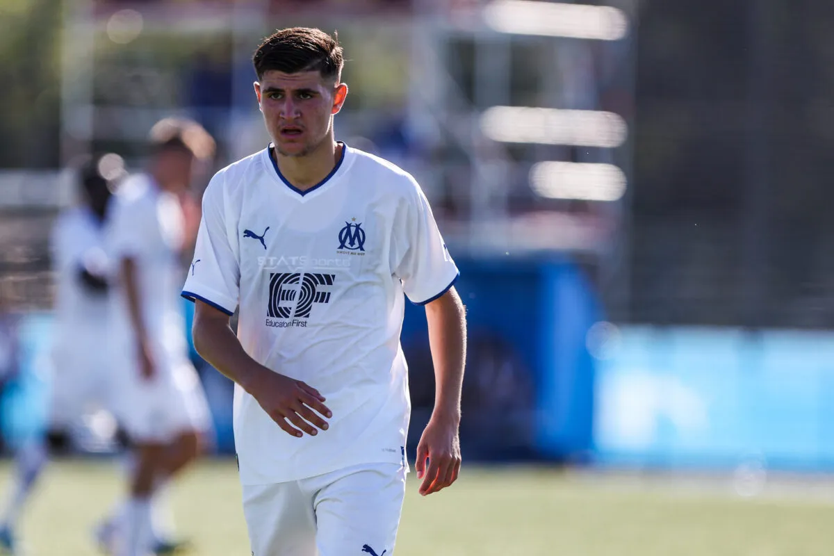 OM : un minot alg&eacute;rien mis &agrave; pied pour une raison pol&eacute;mique !