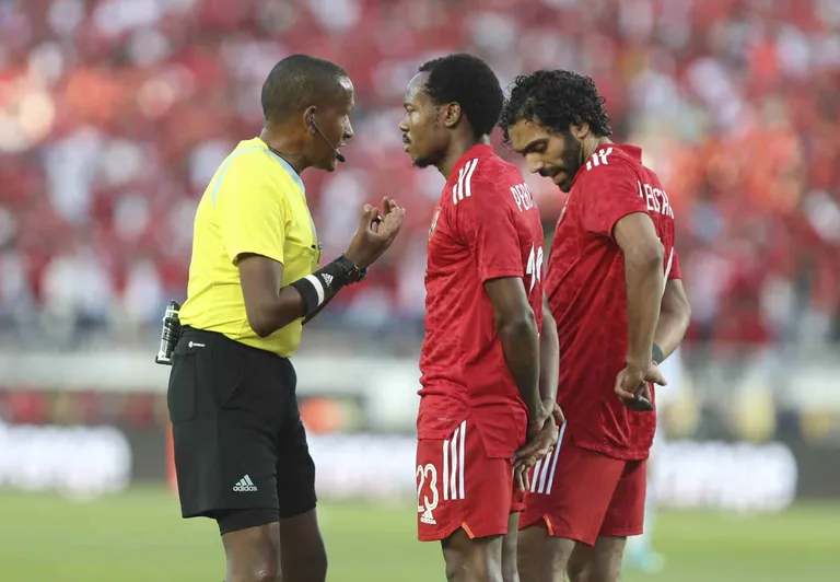 Wydad-Al Ahly : tirage de maillot… sur l’arbitre !