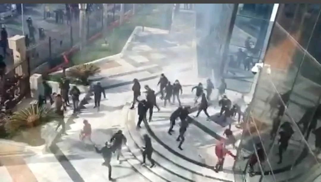 MC Alger&nbsp;: le si&egrave;ge de l&rsquo;actionnaire du club attaqu&eacute; par les supporters !