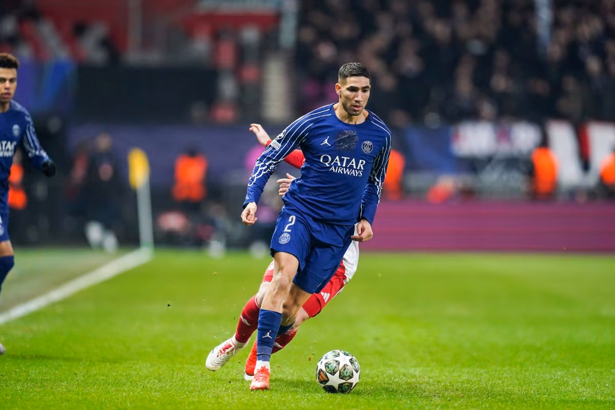 Hakimi d&eacute;tr&ocirc;ne Mahrez