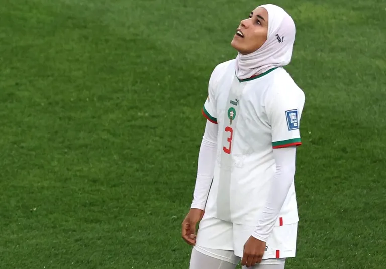 Maroc : Nouhaila Benzina premi&egrave;re hijabeuse de l&rsquo;histoire de la Coupe du monde