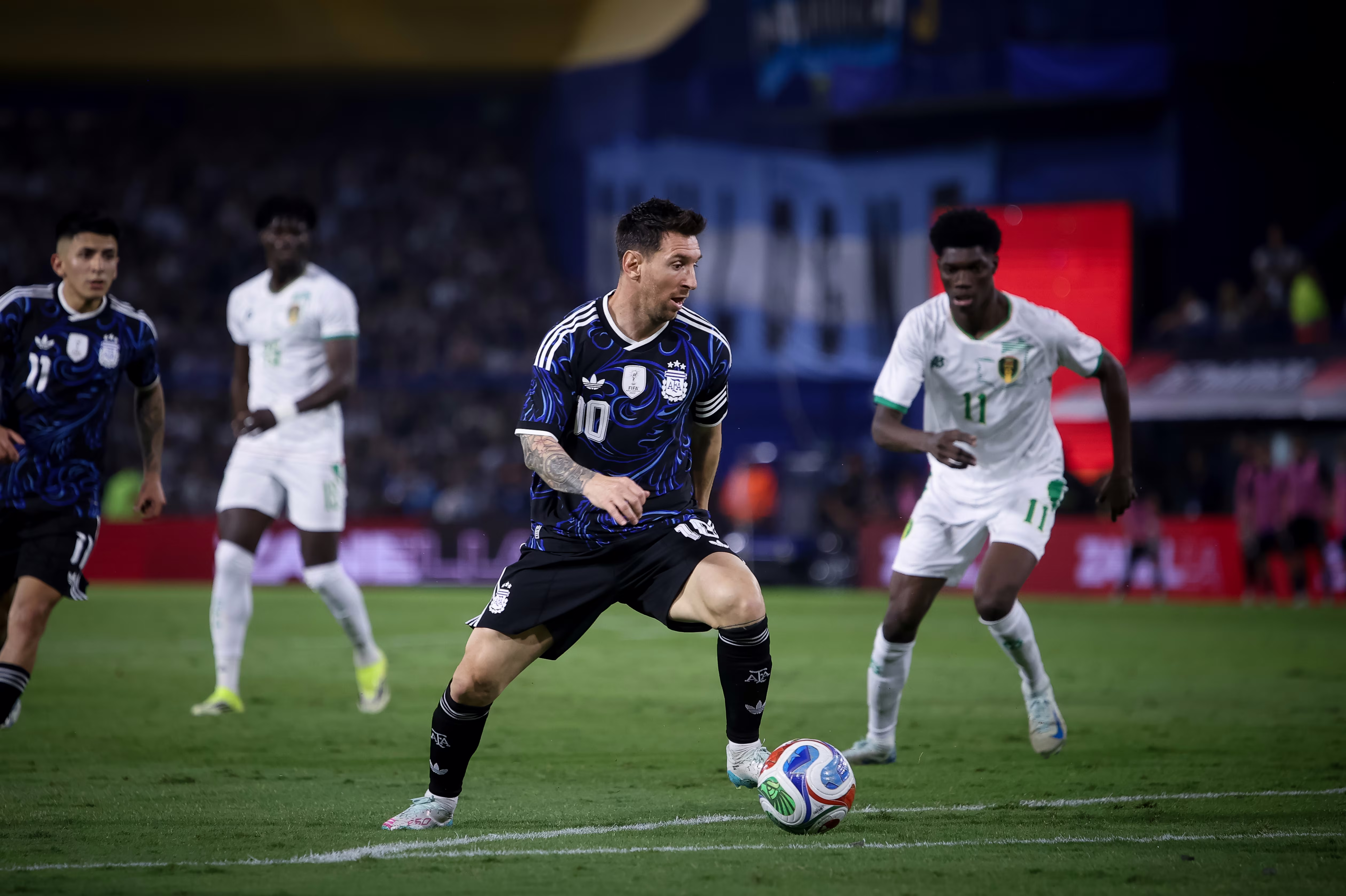 La queue des joueurs de la Mauritanie devant le vestiaire de l&rsquo;Argentine pour r&eacute;cup&eacute;rer le maillot de Messi