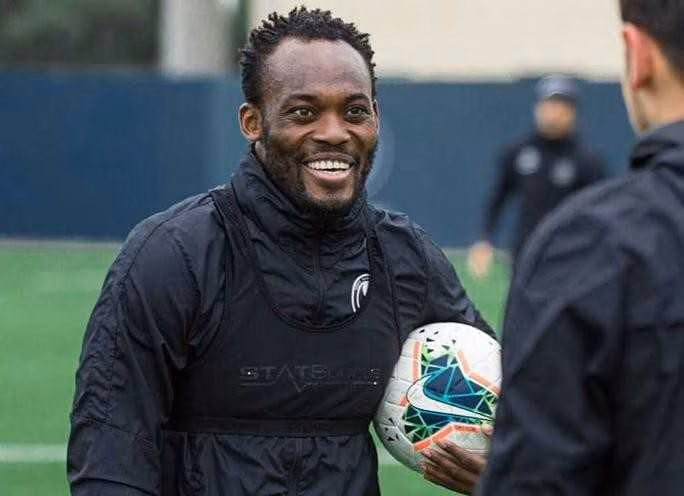 Bus arr&ecirc;t&eacute;, PSG et Liverpool snob&eacute;s&nbsp;: les anecdotes savoureuses de Michael Essien