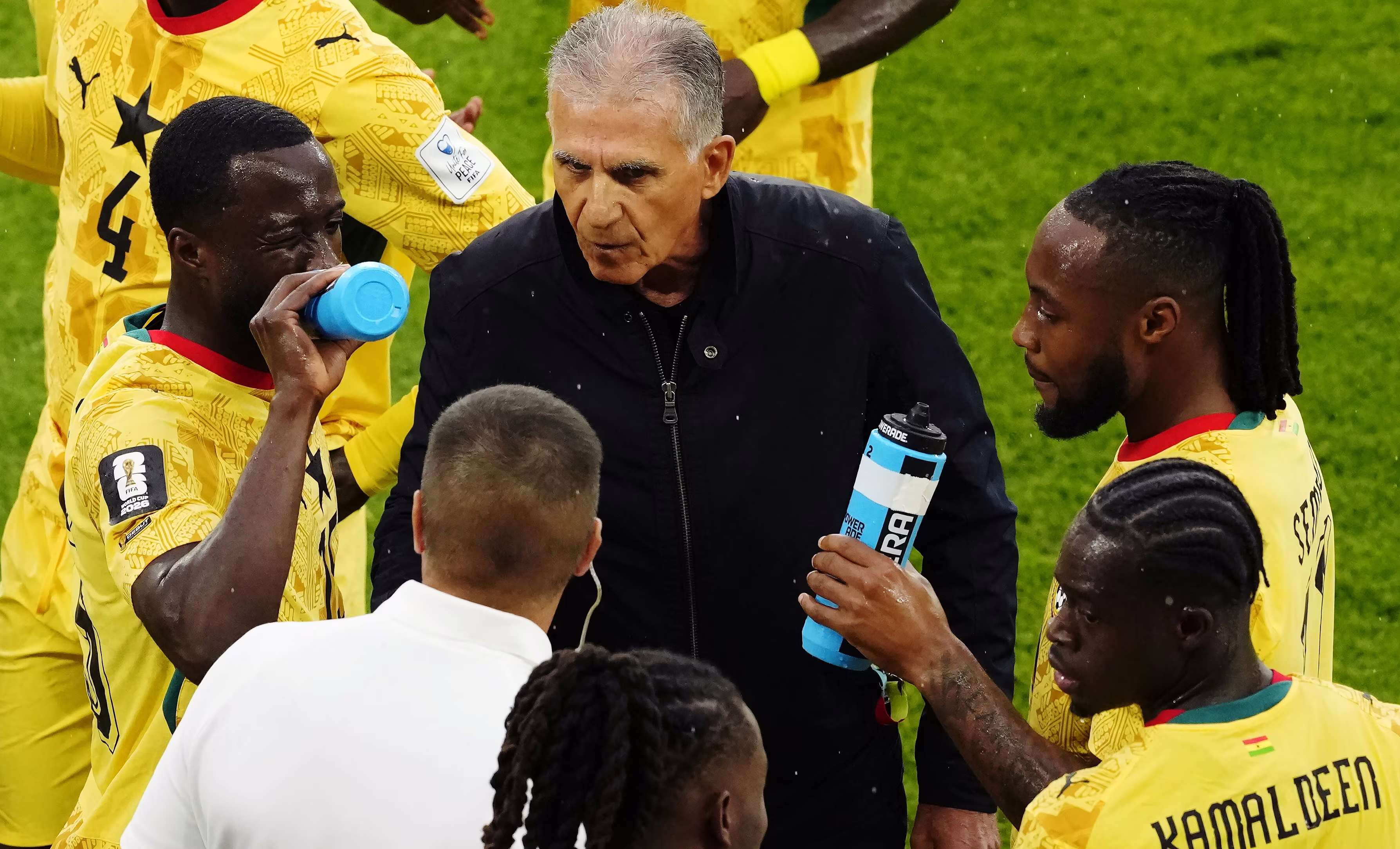 Carlos Queiroz et Antoine Semenyo en discussions pendant une pause fra&icirc;cheur avec le Ghana.