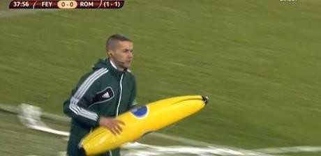 Racisme : Gervinho vis&eacute; par une banane g&eacute;ante