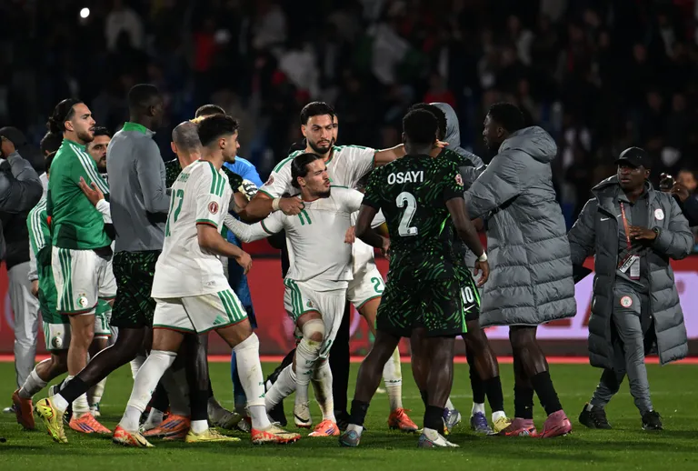 Alg&eacute;rie-Nigeria : apr&egrave;s-match &eacute;lectrique &agrave; Marrakech&hellip; Arbitre escort&eacute;, bagarre entre journalistes, envahissement du terrain &eacute;vit&eacute; de justesse