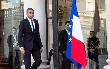 Mbapp&eacute; et Macron s&rsquo;engagent pour le sport en Afrique