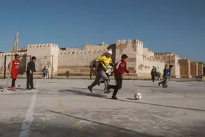 À l’Institut du monde arabe à Paris, une exposition fait la lumière sur le lien étroit entre foot et politique en Afrique du Nord