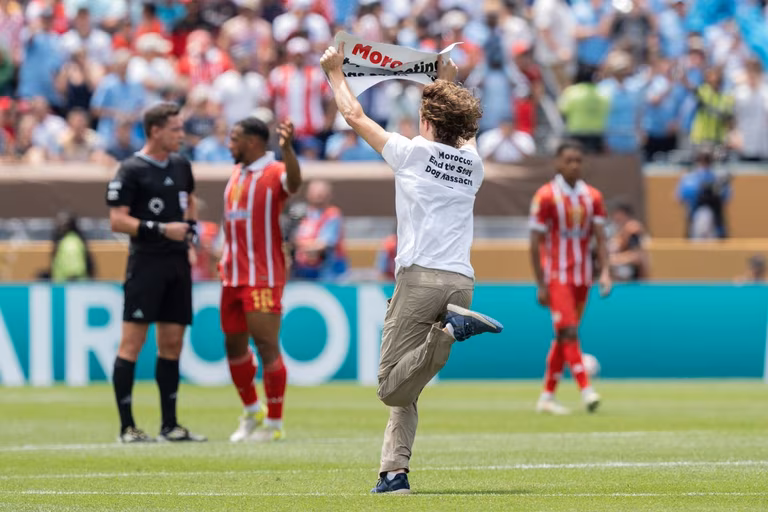 Pourquoi un streaker s&rsquo;en est pris au Maroc lors de Manchester City-Wydad