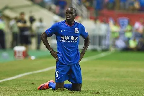 Racisme : Demba Ba insult&eacute; par un adversaire en Chine