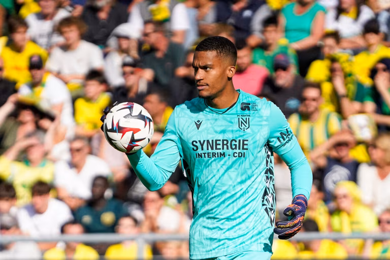 Alban Lafont ouvre la porte au Burkina Faso