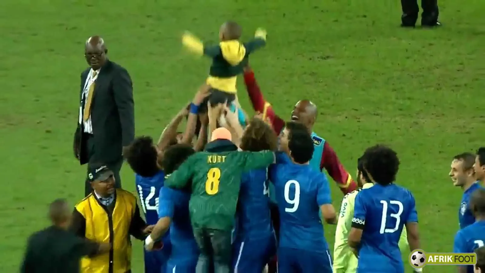 Un enfant sud-africain port&eacute; en triomphe par Neymar et le Br&eacute;sil