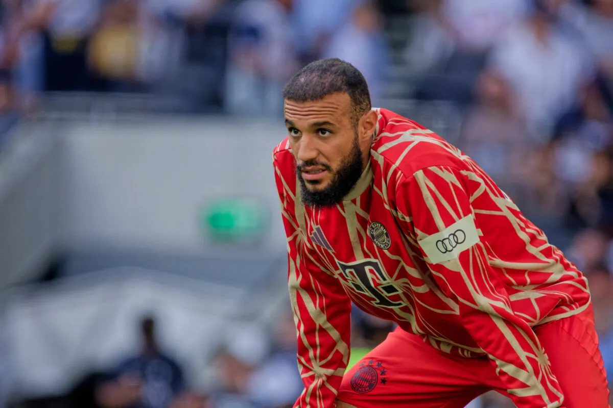 Manchester United : ten Hag d&eacute;voile son plan pour Mazraoui