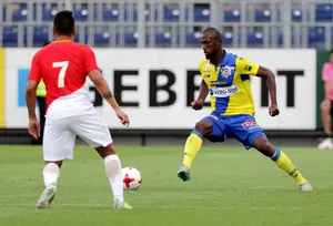 Guinée : anonyme en Europe, star en Asie, qui est Lonsana Doumbouya, le buteur du “PSG thaïlandais” ? 