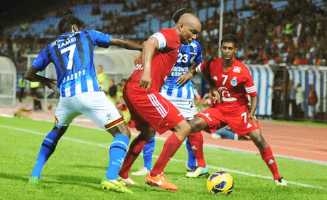 Un prince, un brassard, une trahison : El Hadji Diouf d&eacute;cri&eacute; en Malaisie