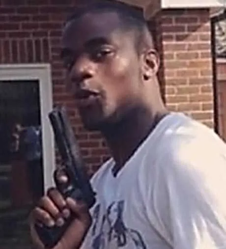 S&eacute;bastien Bassong, arme au poing