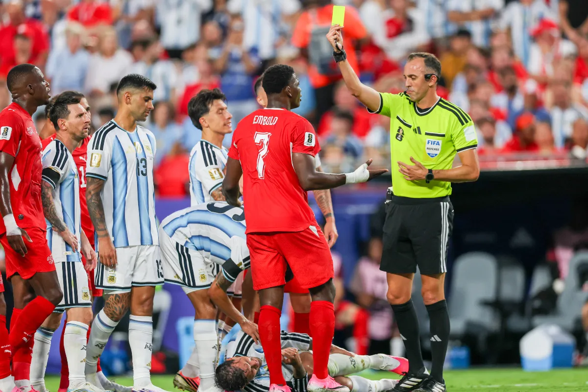 Breel Embolo de la Suisse re&ccedil;oit un carton jaune pour simulation lors du quart de finale Suisse-Argentine de la Coupe du Monde 2026, au Kansas City Stadium, le 11 juillet 2026.
