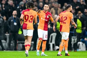 Galatasaray-Manchester United : Ziyech plante un doublé sur coup-franc !