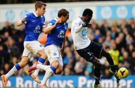 Tottenham : Adebayor assomme Everton