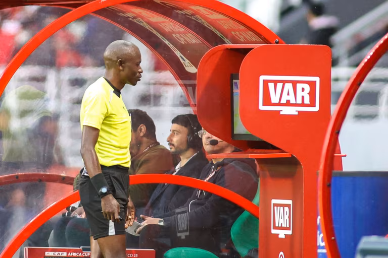 CAN 2025 : les couacs en s&eacute;rie avec l&rsquo;arbitrage vont faire une victime &agrave; la CAF