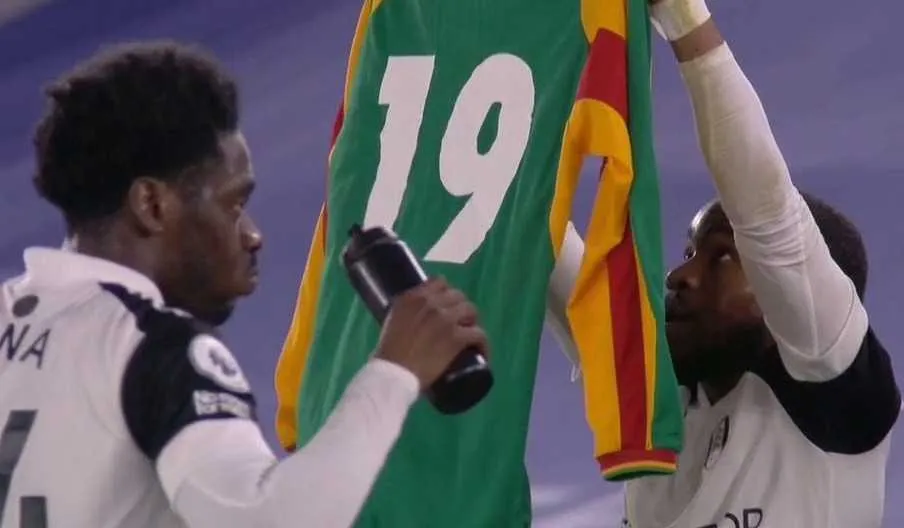Papa Bouba Diop : maillot du S&eacute;n&eacute;gal brandi, le superbe hommage de Fulham