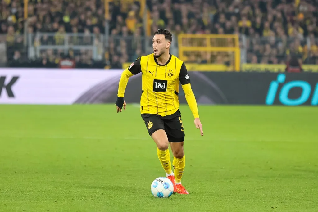 Ramy Bensebaini, Borussia Dortmund