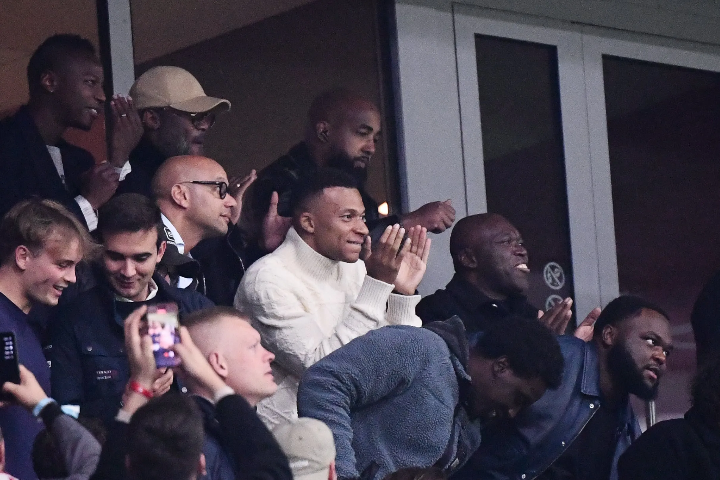 CAN 2025 : Kylian Mbapp&eacute; en tribunes avec le maillot du Maroc !