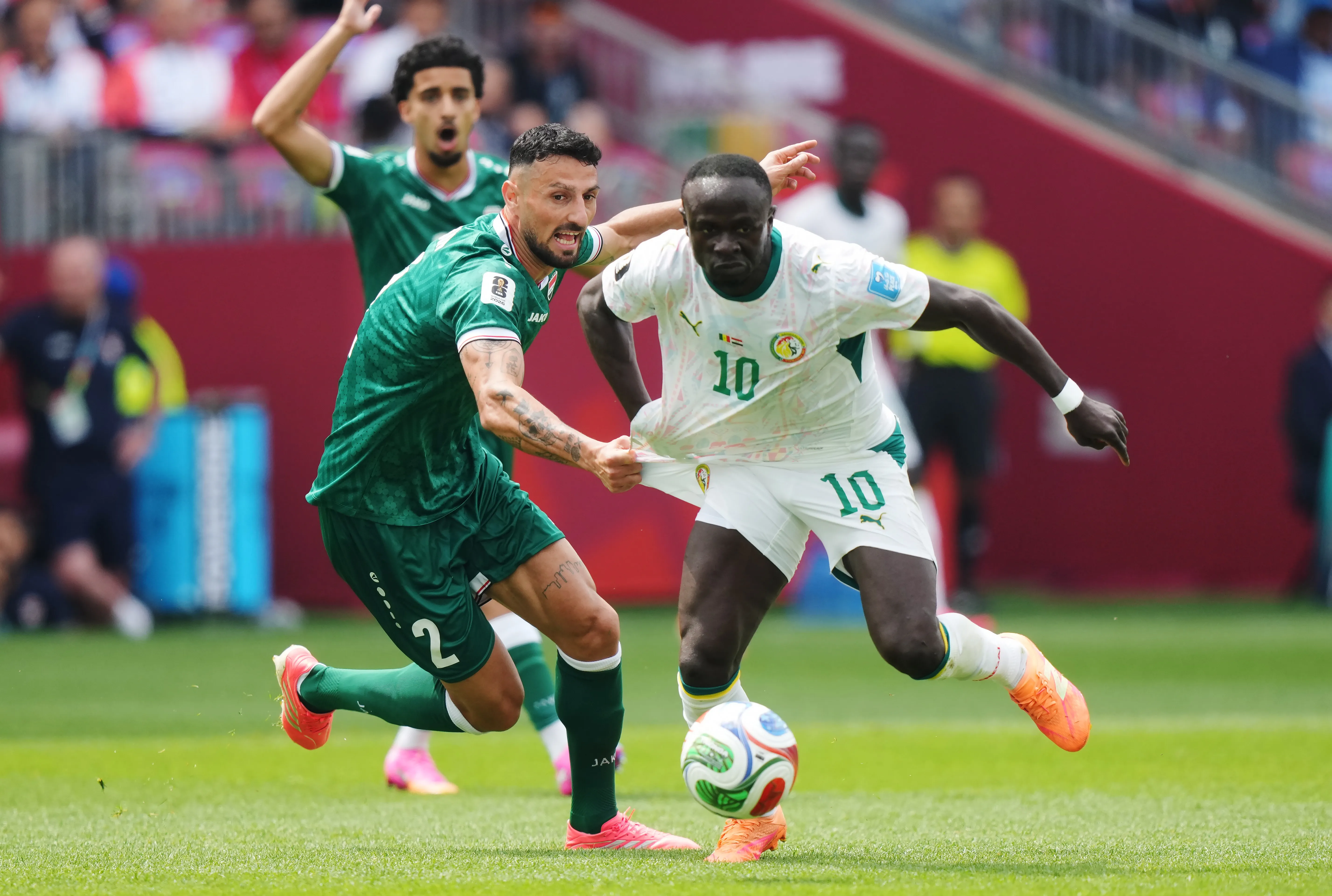 Rebin Sulaka a &eacute;t&eacute; expuls&eacute; pour avoir retenu Sadio Man&eacute; par le maillot lors du match S&eacute;n&eacute;gal-Irak.