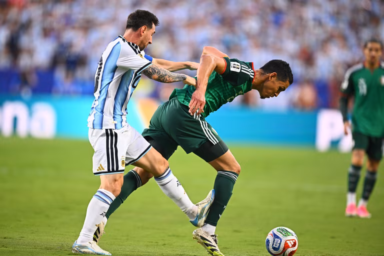 Argentine &ndash; Alg&eacute;rie : &ldquo;tout le monde l&rsquo;a vu&hellip;&rdquo;, le lourd sous-entendu de Petkovic au sujet de la semelle de Messi sur Mandi (Coupe du monde 2026)